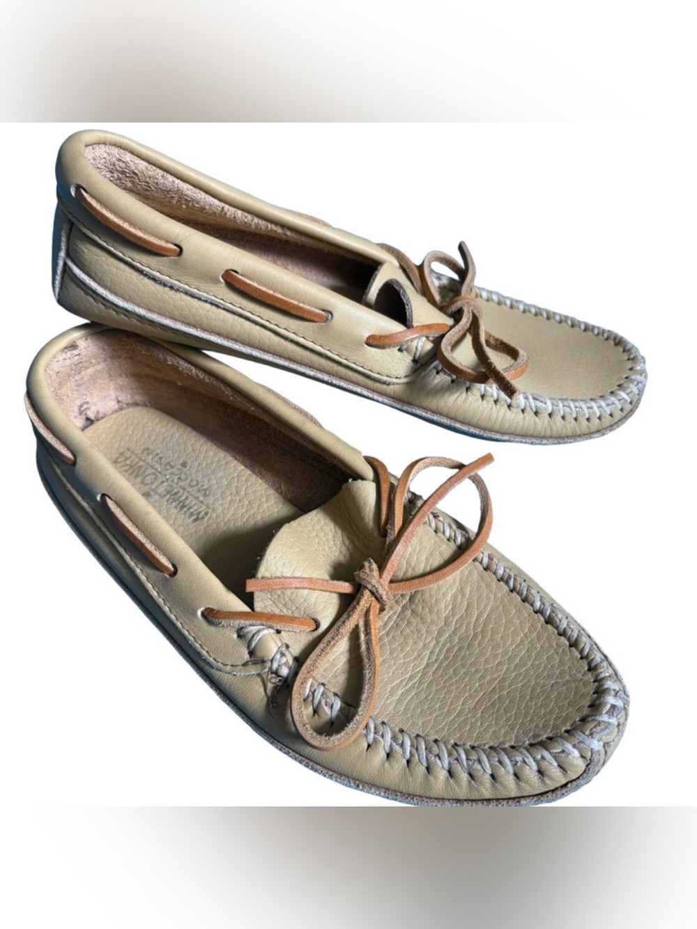 Minnetonka Women's Tan Leather Moccasins Size 6 Cushion innersole Driver Style